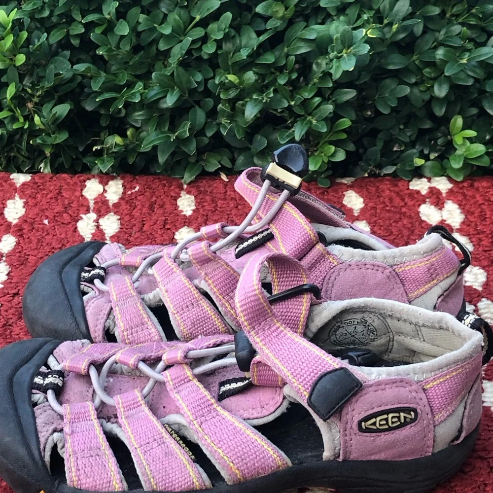 Keen Newport H2 Waterproof Hiking Outdoor Water Sandals Pink Girls Size 1